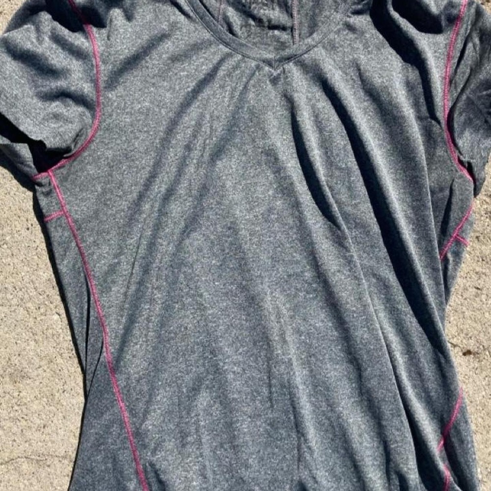 Gray & pink everlast workout shirt in a L
